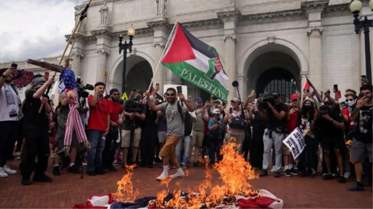 Netanyahu Kongre’de konuşurken göstericiler ABD bayrağını yaktı